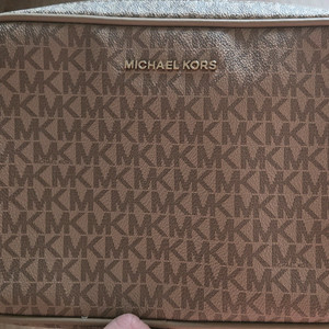 마이클코어스 MK 시그니처 크로스백 베이지