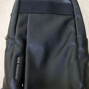 만다리나덕 노마드슬링백 팝니디.