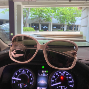 지방시 선글라스 화이트 SGV791G 모델 판매