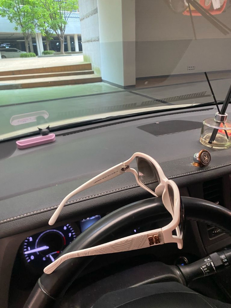 지방시 선글라스 화이트 SGV791G 모델 판매--4