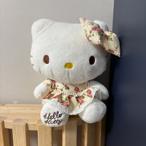 새제품 산리오 헬로키티 꽃무늬 원피스 인형 30cm 이미지