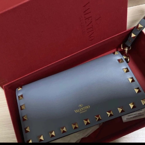 발렌티노 락스터드 지갑