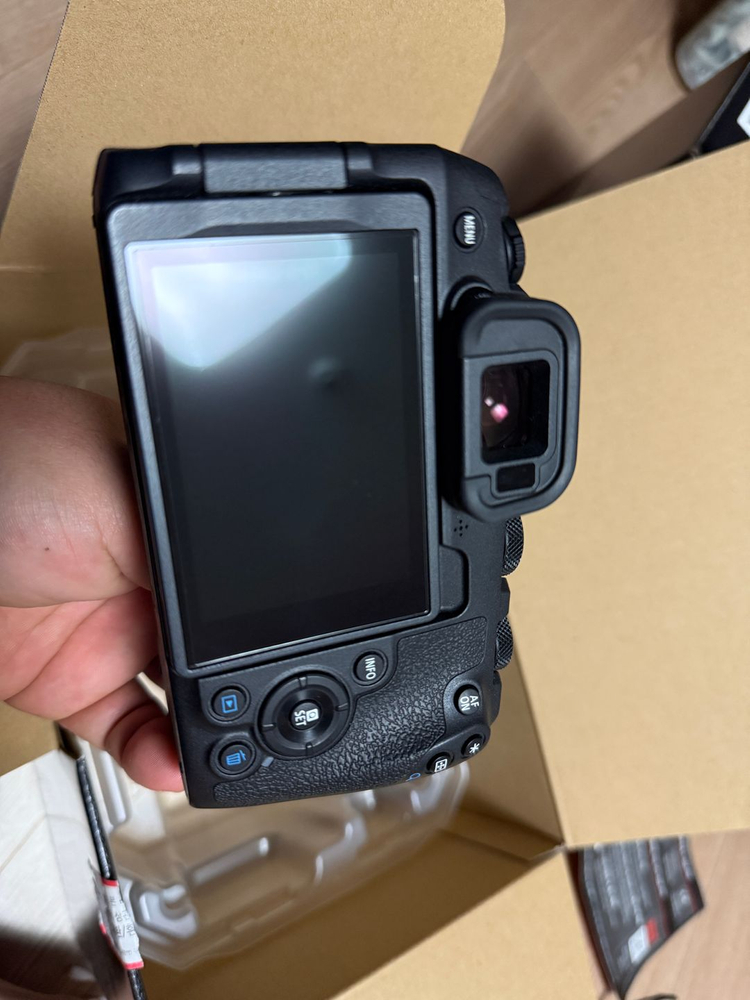 캐논 R8 카메라 바디 + 캐논 24-70 신계륵 + 캐논 EF-EOS R 어댑터 일괄판매--3