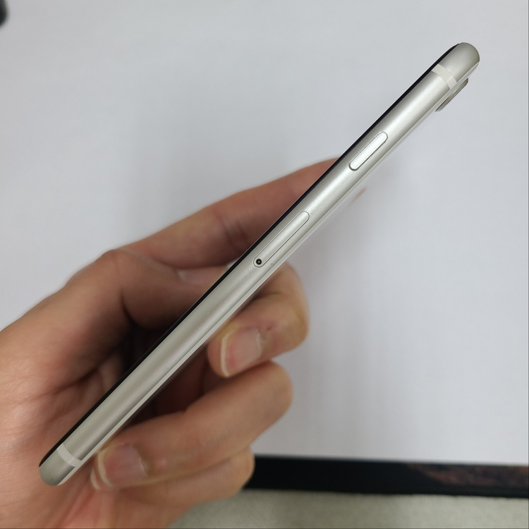 .아이폰 SE2 화이트 128G 무잔상 AA급 059960--6