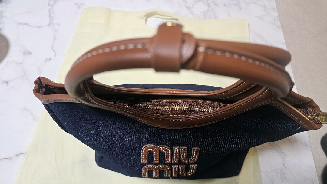미우미우 크로스백 가방 새상품 이미지