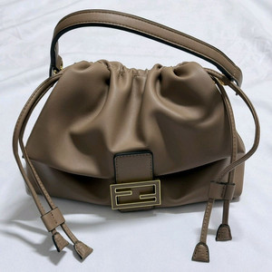 새상품 풀박스>바게뜨 맘마 미듐백 베이지