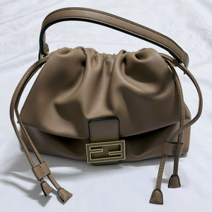 새상품 풀박스>바게뜨 맘마 미듐백 베이지