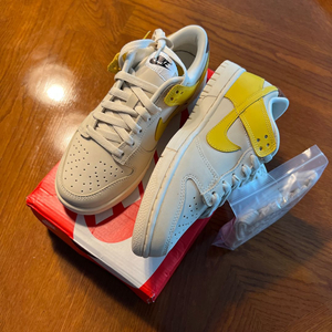 나이키 덩크 LX 바나나 240 사이즈 새제품 팝니다. Nike 스니커즈 운동화 신발 DR5487-100 이미지