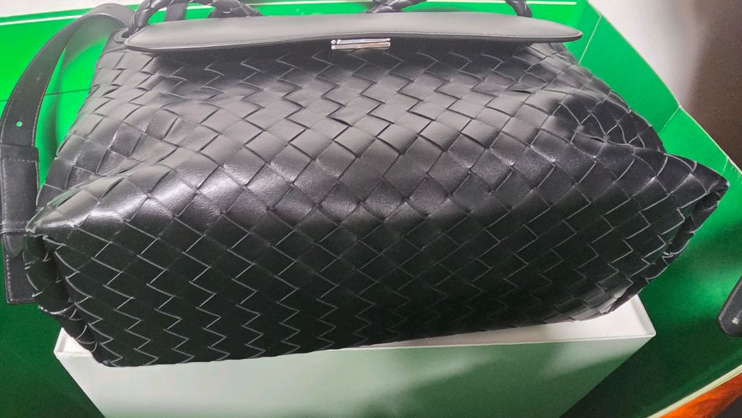 보테가베네타 안디아모 메신저 백 미디움 사이즈 팝니다--2