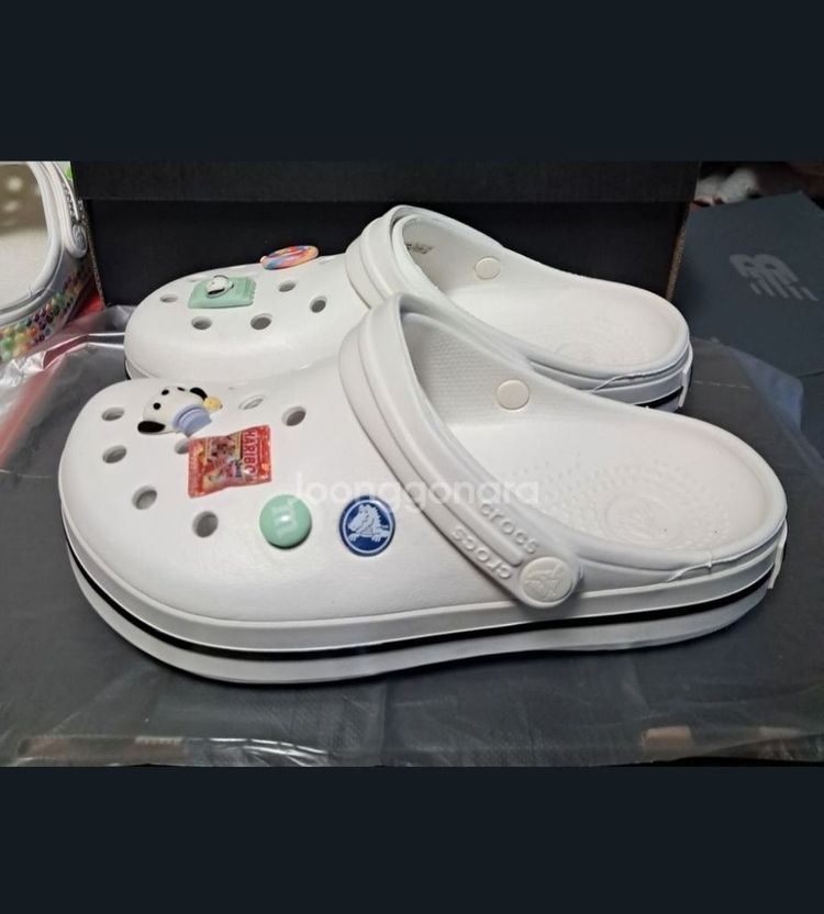 크록스정품 225<220~225>지비츠포함 크록밴드 화이트 거의새거--2