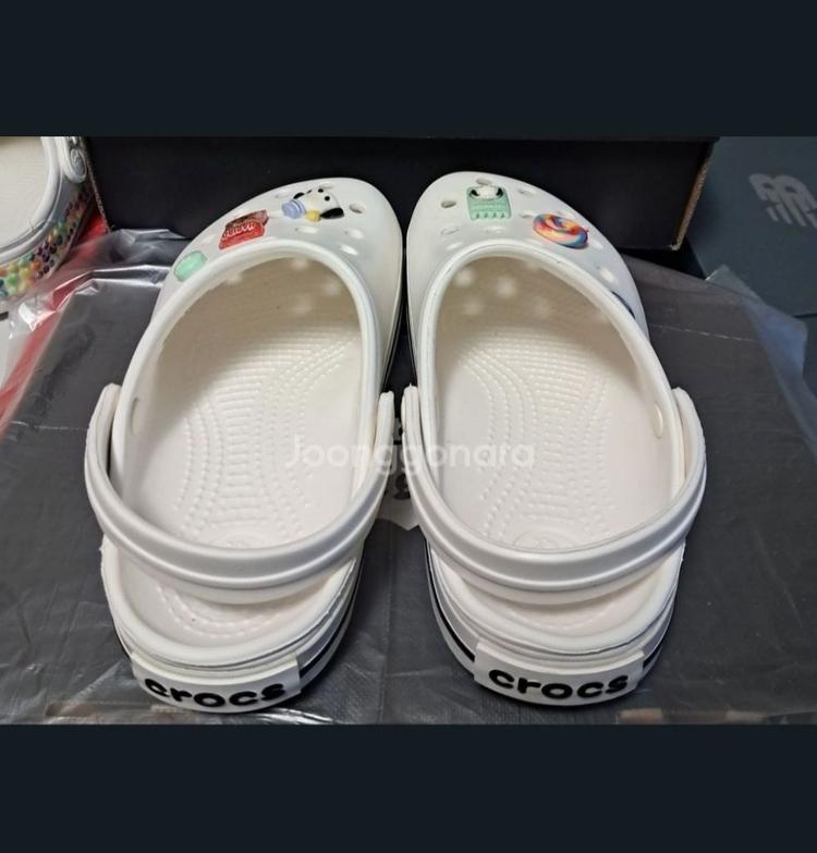 크록스정품 225<220~225>지비츠포함 크록밴드 화이트 거의새거--4