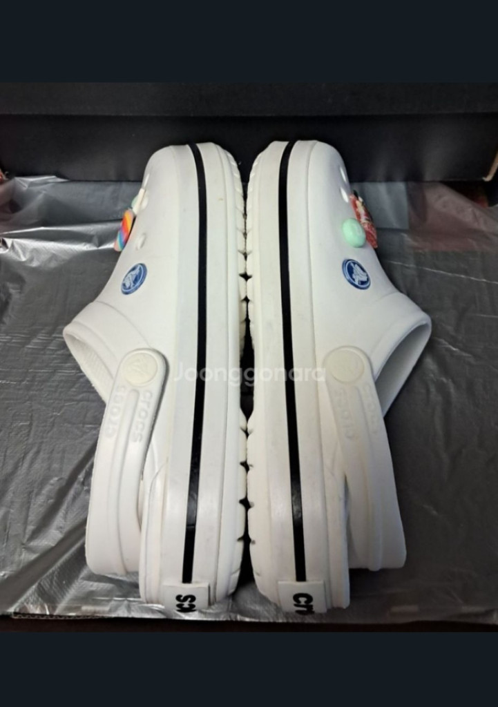 크록스정품 225<220~225>지비츠포함 크록밴드 화이트 거의새거--6