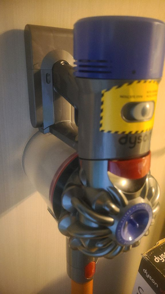 다이슨 V8 앱솔루트 무선청소기 이미지