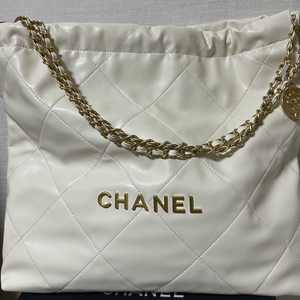 샤넬 22백 미듐 미디움 아이보리 금장 보부상 가방