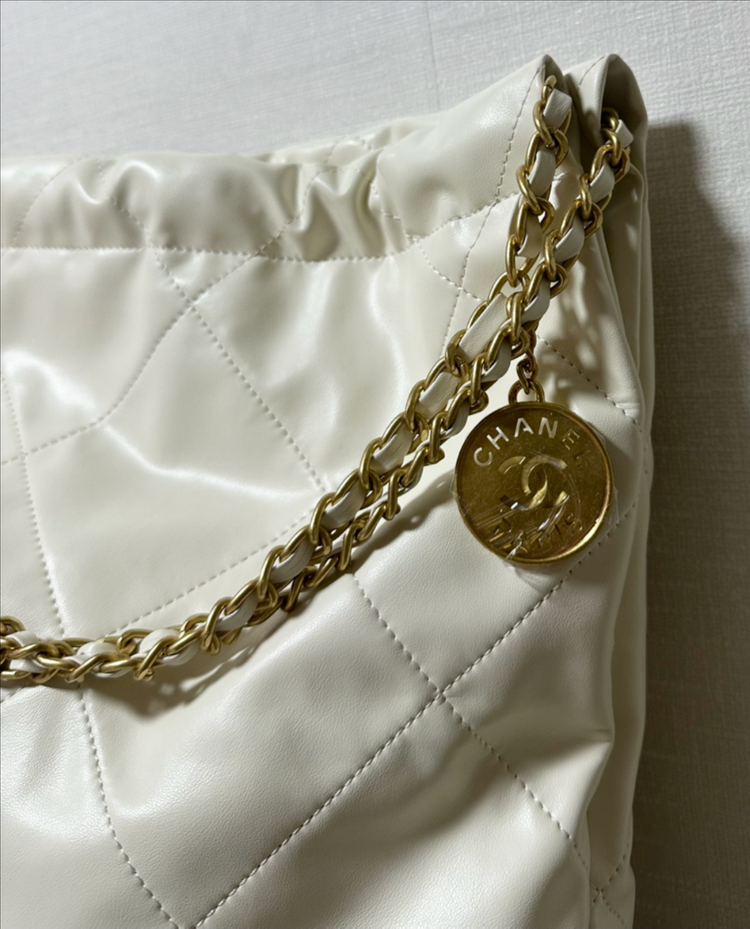 샤넬 22백 미듐 미디움 아이보리 금장 보부상 가방--1