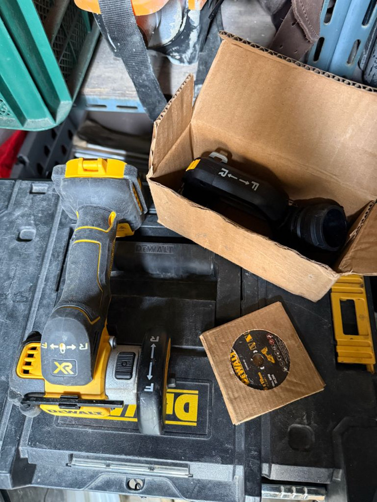 디월트 미니그라인더 dcs438n 팝니다 이미지