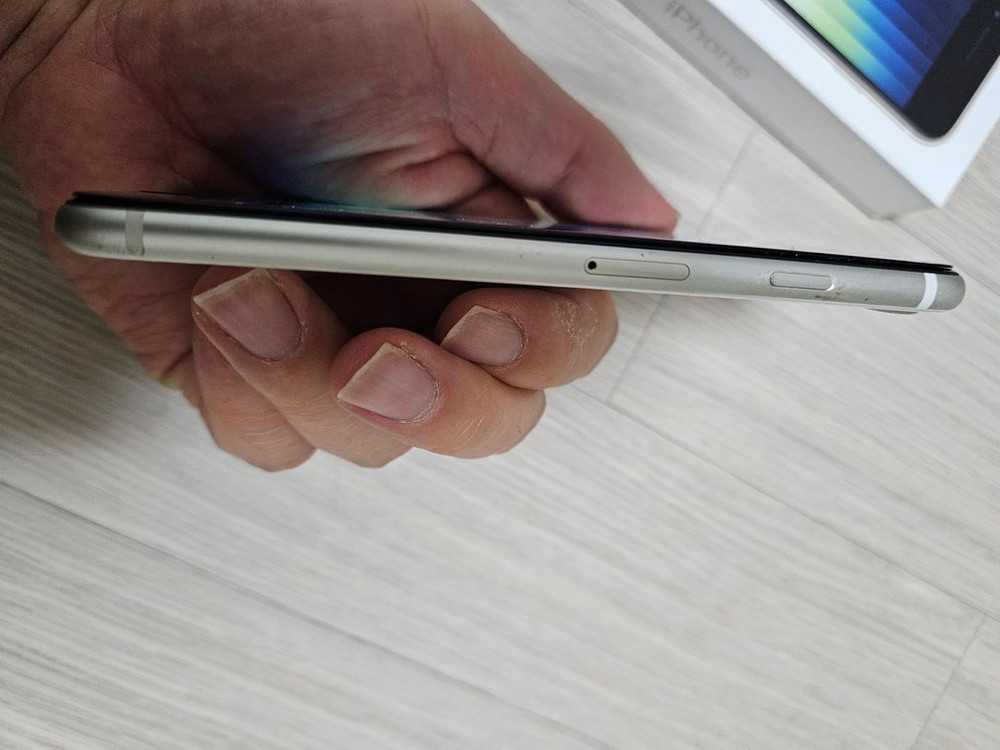 아이폰 SE 3세대 스타라이트 색상 128GB 이미지