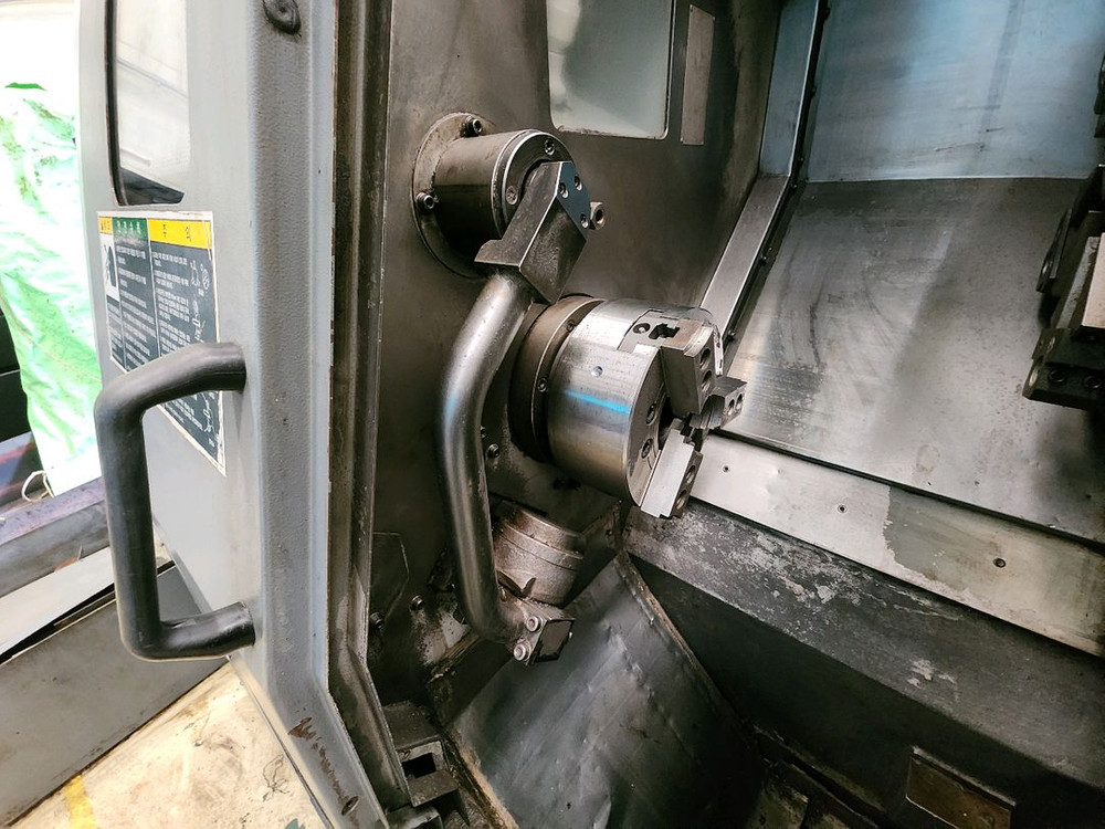 2010년식 현대위아 CNC선반 SKT100 8인치척 판매합니다 이미지