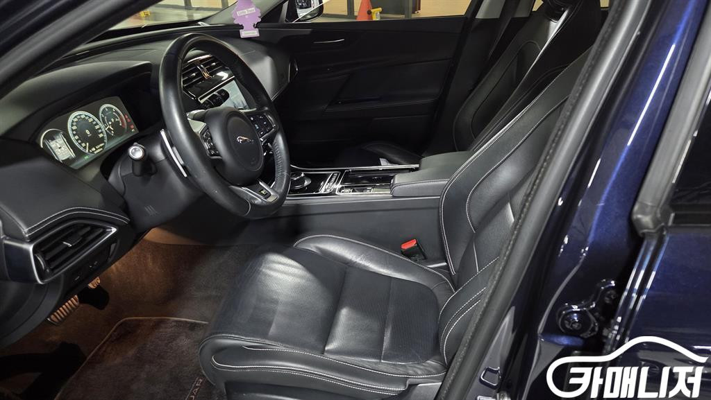 [재규어]XE 2.0D R스포츠 #3월급매--5