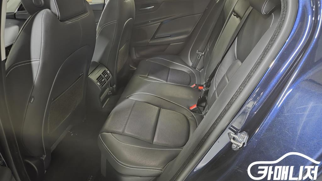 [재규어]XE 2.0D R스포츠 #3월급매--6