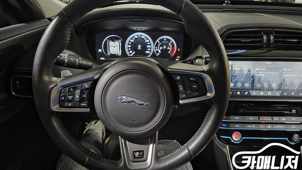 [재규어]XE 2.0D R스포츠 #3월급매--4