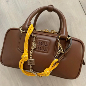 미우미우 코드트릭 키체인 백꾸 거의 새것