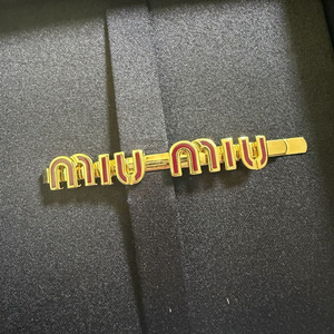 미우미우 헤어클립 머리삔 새상품 버건디