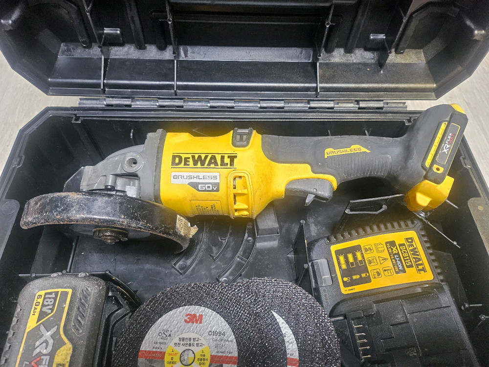 디월트 DCG418 60V MAX 브러쉬리스 충전 앵글 그라인더 세트--1