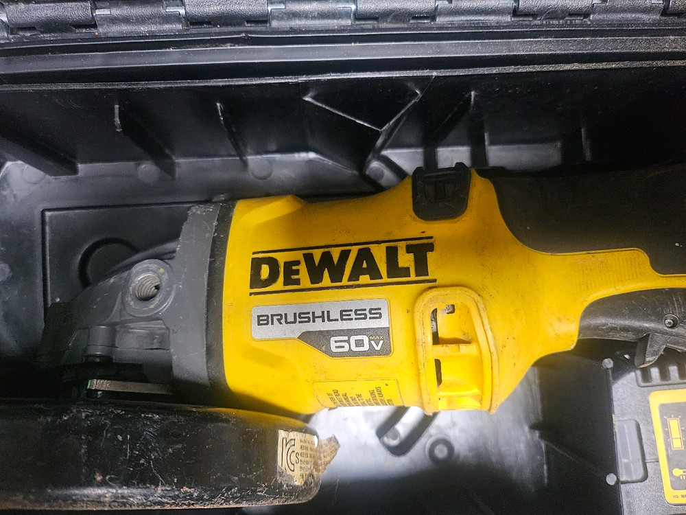 디월트 DCG418 60V MAX 브러쉬리스 충전 앵글 그라인더 세트--2