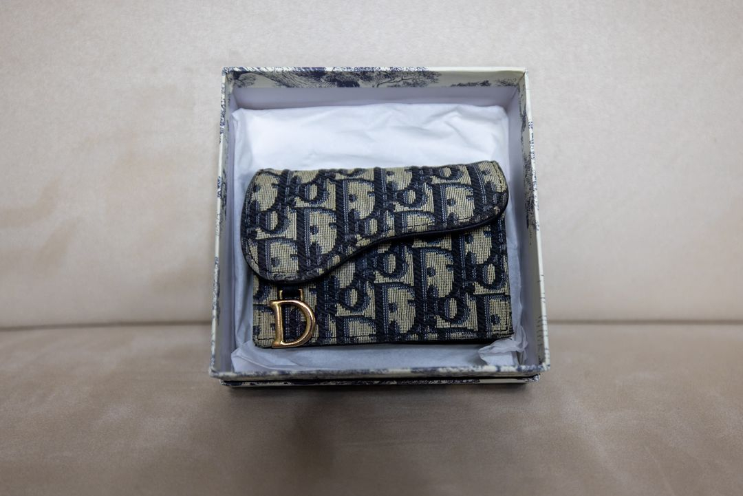 디올 오블리크 새들지갑 이미지