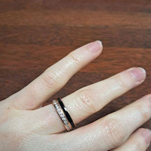 (가격 더 내려요!)엠버 파인주얼리 14k 로즈골드 블랙 에폭시 반지 12호 1.17g 이미지