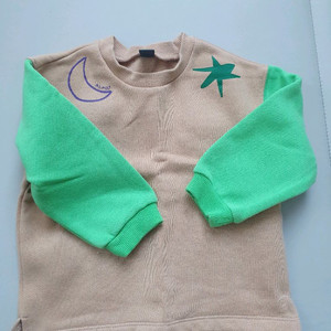 귀여운 아동용 맨투맨 티셔츠입니다- 보보쇼즈: 18-24개월, 86cm- 모이몰른: 100/56 사이즈아이들이 편안