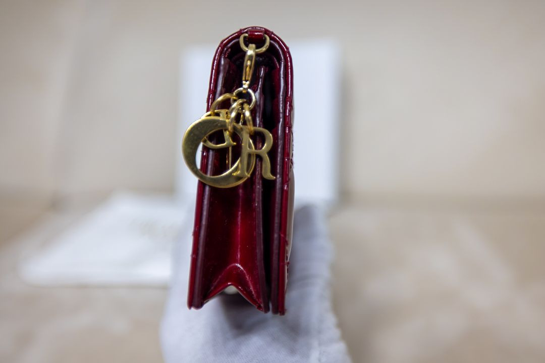 디올 레이디 까나쥬 지갑 레드 이미지