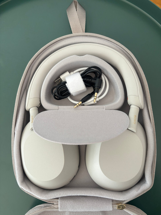 소니 WH-1000XM5(플래티넘 실버) 프리미엄 무선 노이즈캐슬링 헤드폰--3