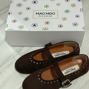 마크모크 스터드 플랫슈즈 다크브라운 235