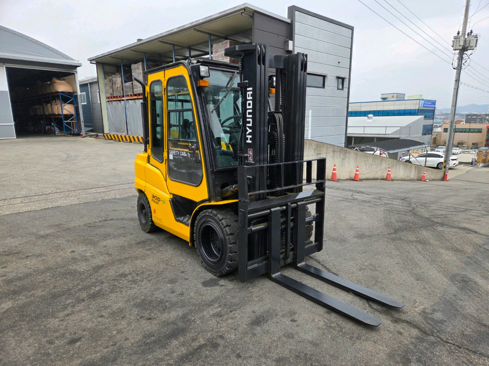 특A급 현대 3톤 3단마스트 17년식 자동발 캐빈 2300만원 디젤 중고지게차 팝니다.--4