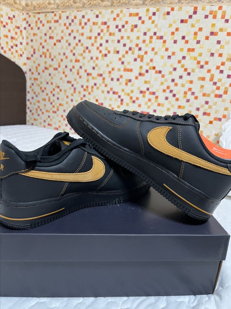 나이키 에어포스1 lv8 블랙데저트오커 이미지