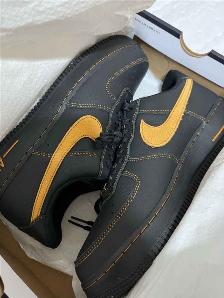 나이키 에어포스1 lv8 블랙데저트오커 이미지