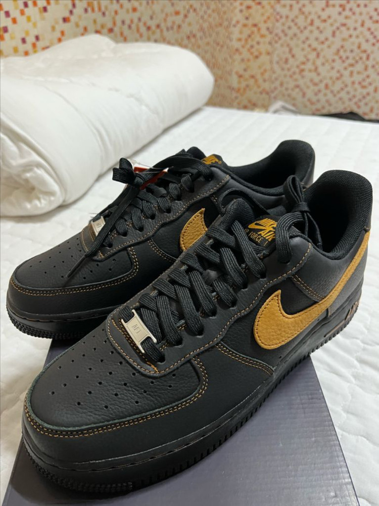 나이키 에어포스1 lv8 블랙데저트오커 이미지