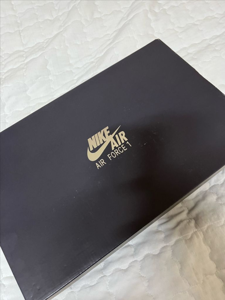 나이키 에어포스1 lv8 블랙데저트오커 이미지