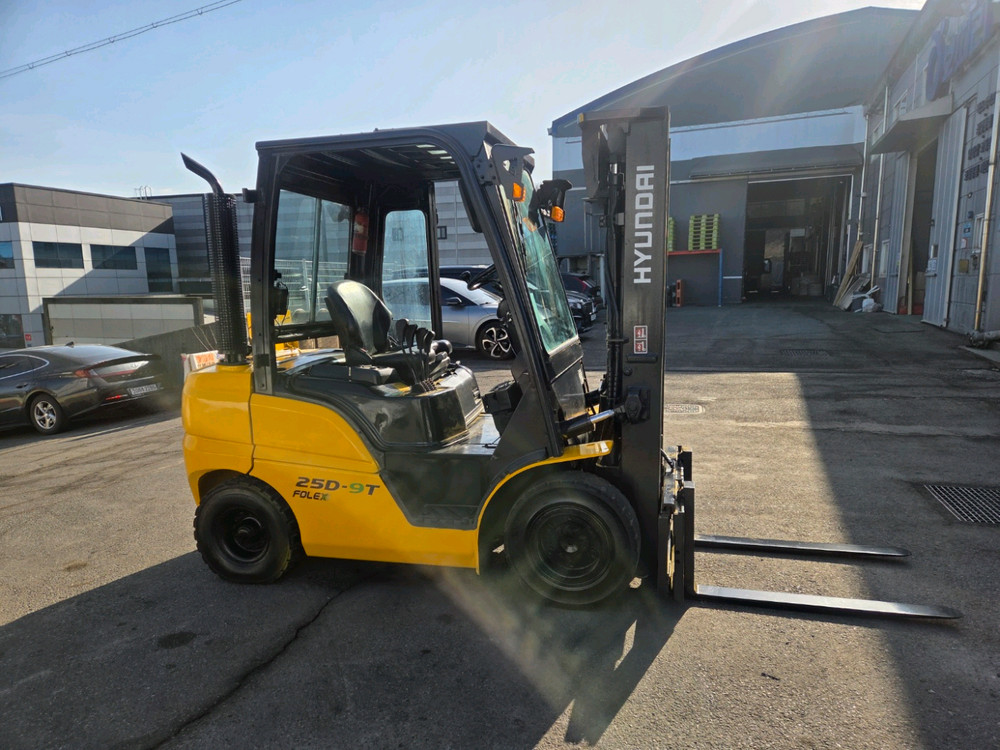 현대 2.5톤 14년식 반캐빈 쉬프트 디젤지게차 중고지게차 1600만원 싸게 팝니다.--2