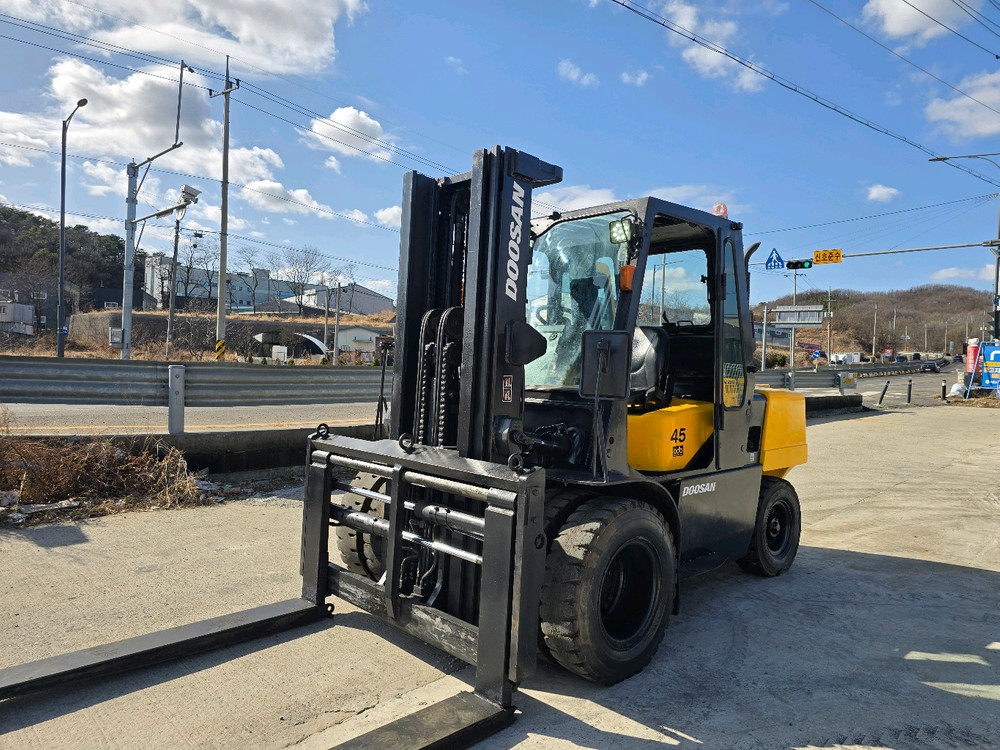 A급 두산 4.5톤 3단마스트 캐빈 자동발 중고 디젤지게차 1650만원 싸게 팝니다.--1