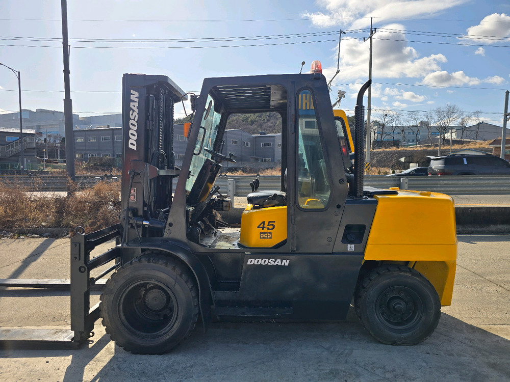 A급 두산 4.5톤 3단마스트 캐빈 자동발 중고 디젤지게차 1650만원 싸게 팝니다.--2