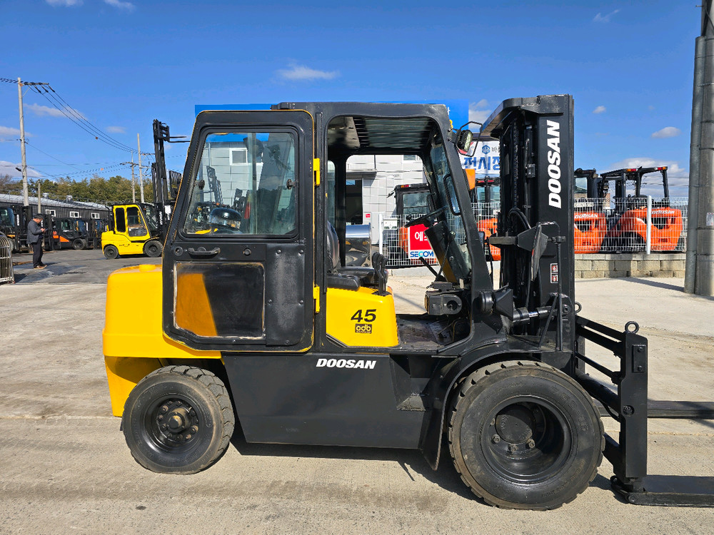 A급 두산 4.5톤 3단마스트 캐빈 자동발 중고 디젤지게차 1650만원 싸게 팝니다.--7