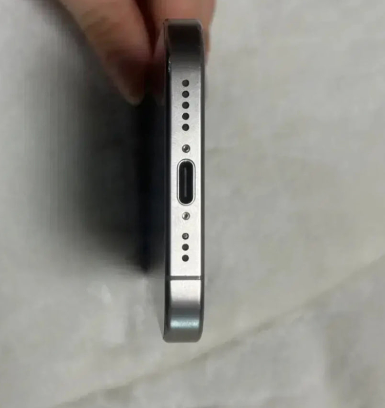 아이폰 15 Pro 실버 티타늄 128GB 모델 판매합니다--2