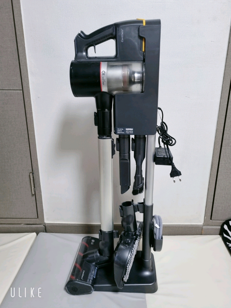 LG 코드제로 A9 무선청소기 + 거치대 + 물걸레 + 브러시--2