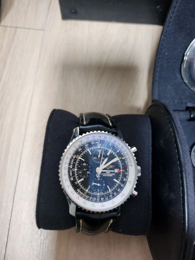 브라이틀링 네비타이머46 mm 이미지