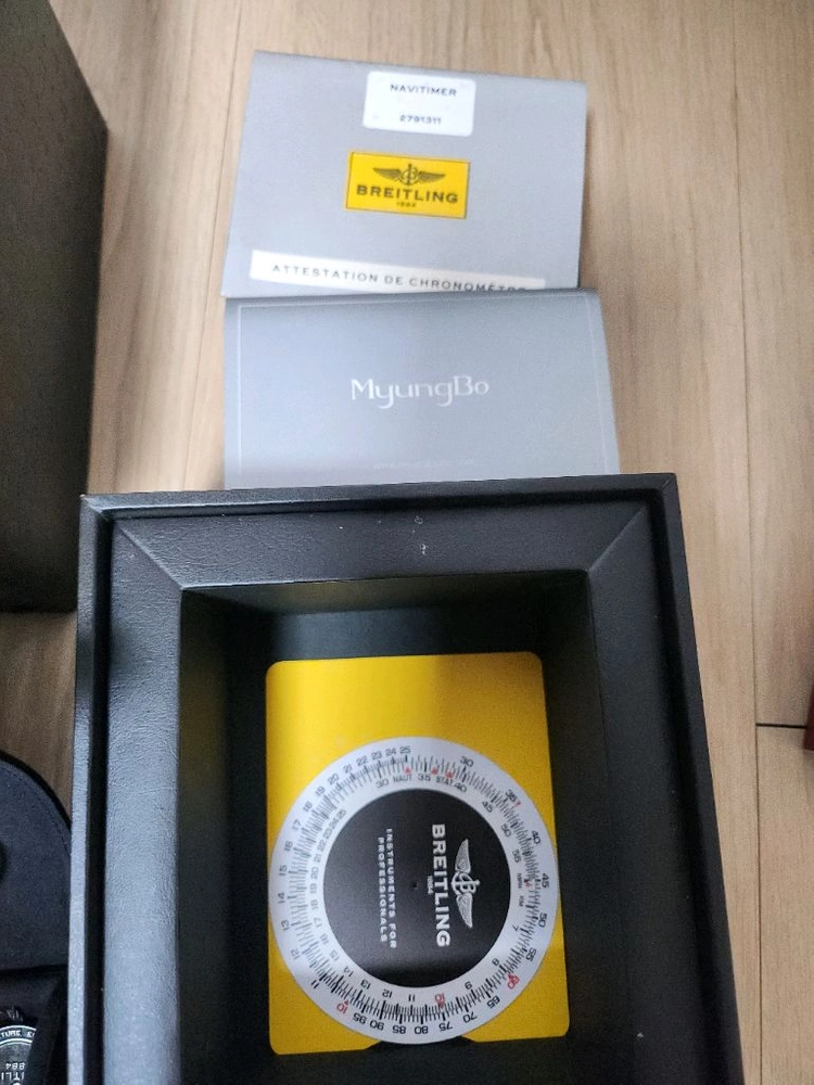 브라이틀링 네비타이머46 mm 이미지