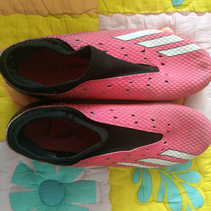 아디다스 축구화 240사이즈 3만원에 판매합니다 이미지