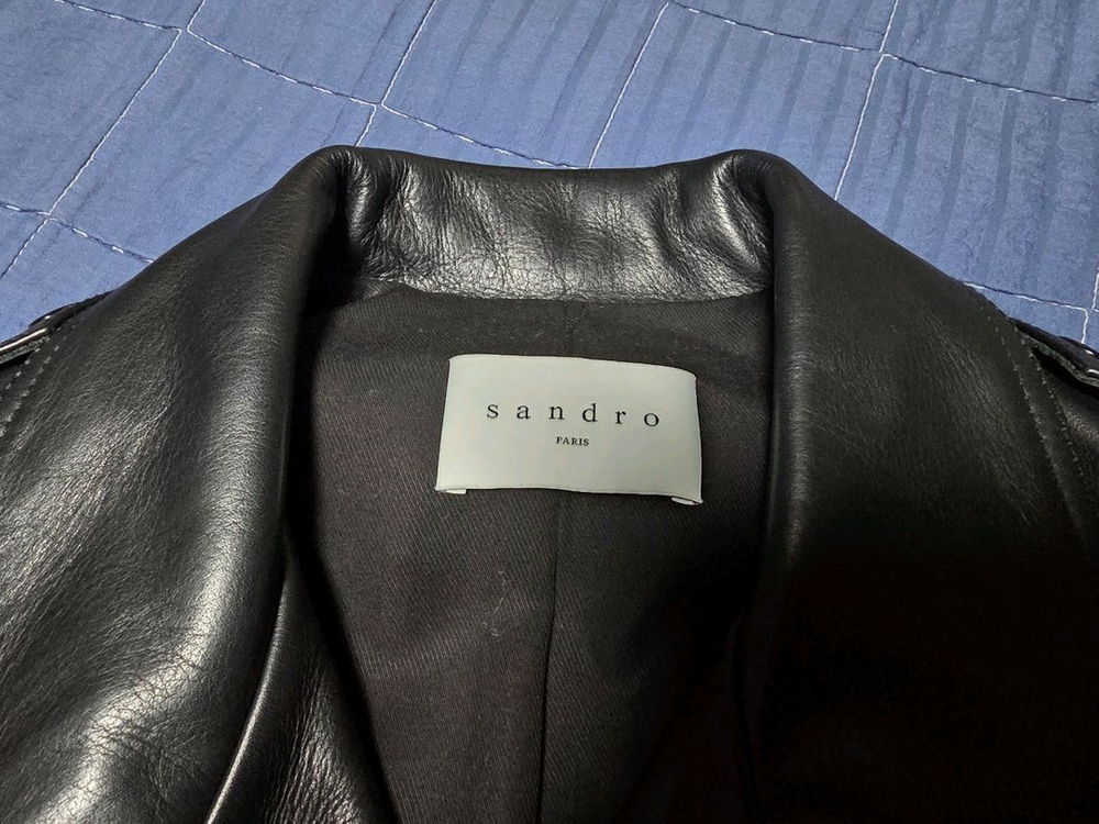 산드로 옴므 레더 라이더 자켓 XL소가죽, 꽤 묵직합니다.실착 적어 상태 좋습니다.사이즈 103-105 정도어깨 4--2